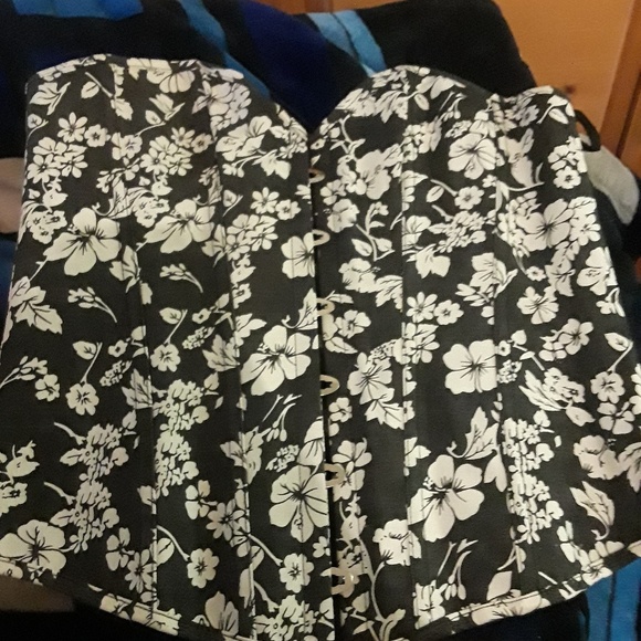 Corset - Picture 1 of 2